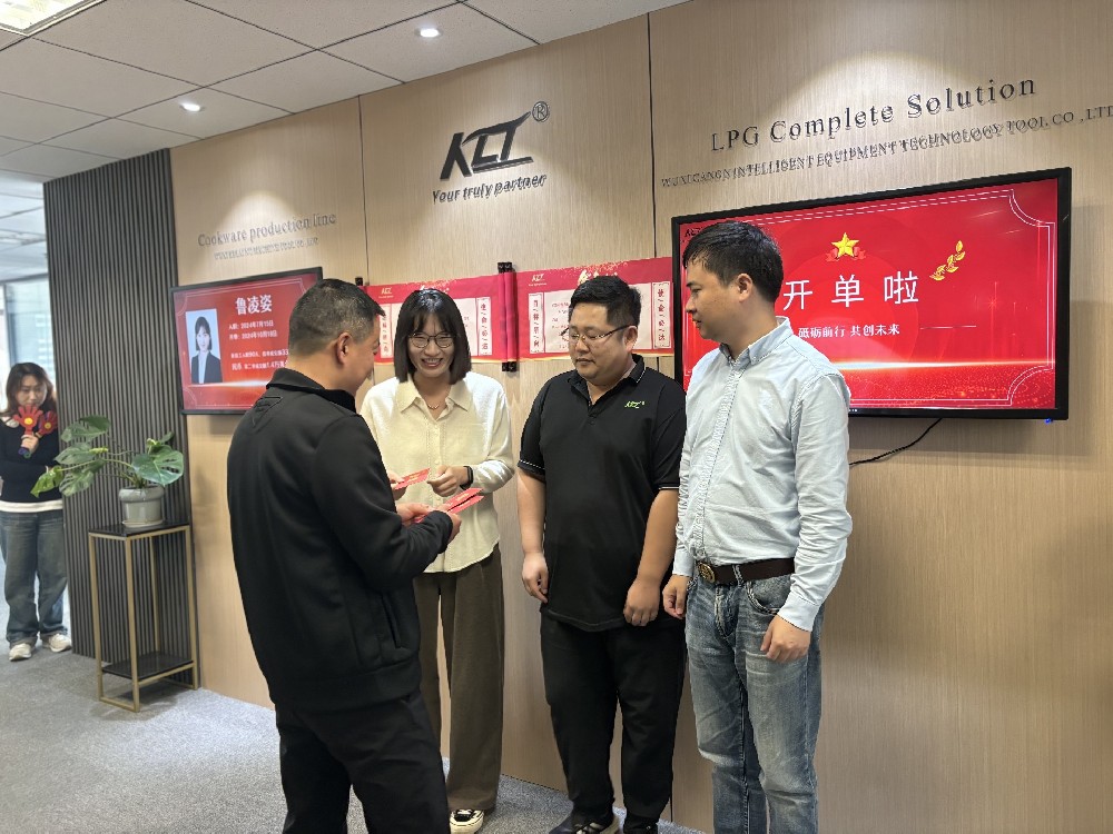 喜報！業務部新人試用期成功開單，業績驕人！?